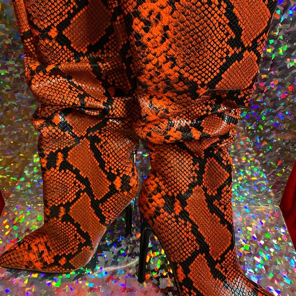 🧡🐍Orange snakeskin knee high boots🐍🧡 - Picture 2 of 10